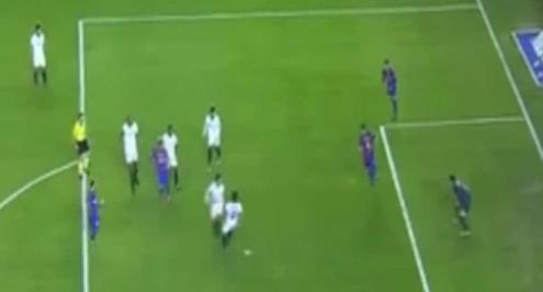 شارك برأيك فى قرار الحكم .. هدف مثير للجدل لميسي فى اشبيلية .. فيديو